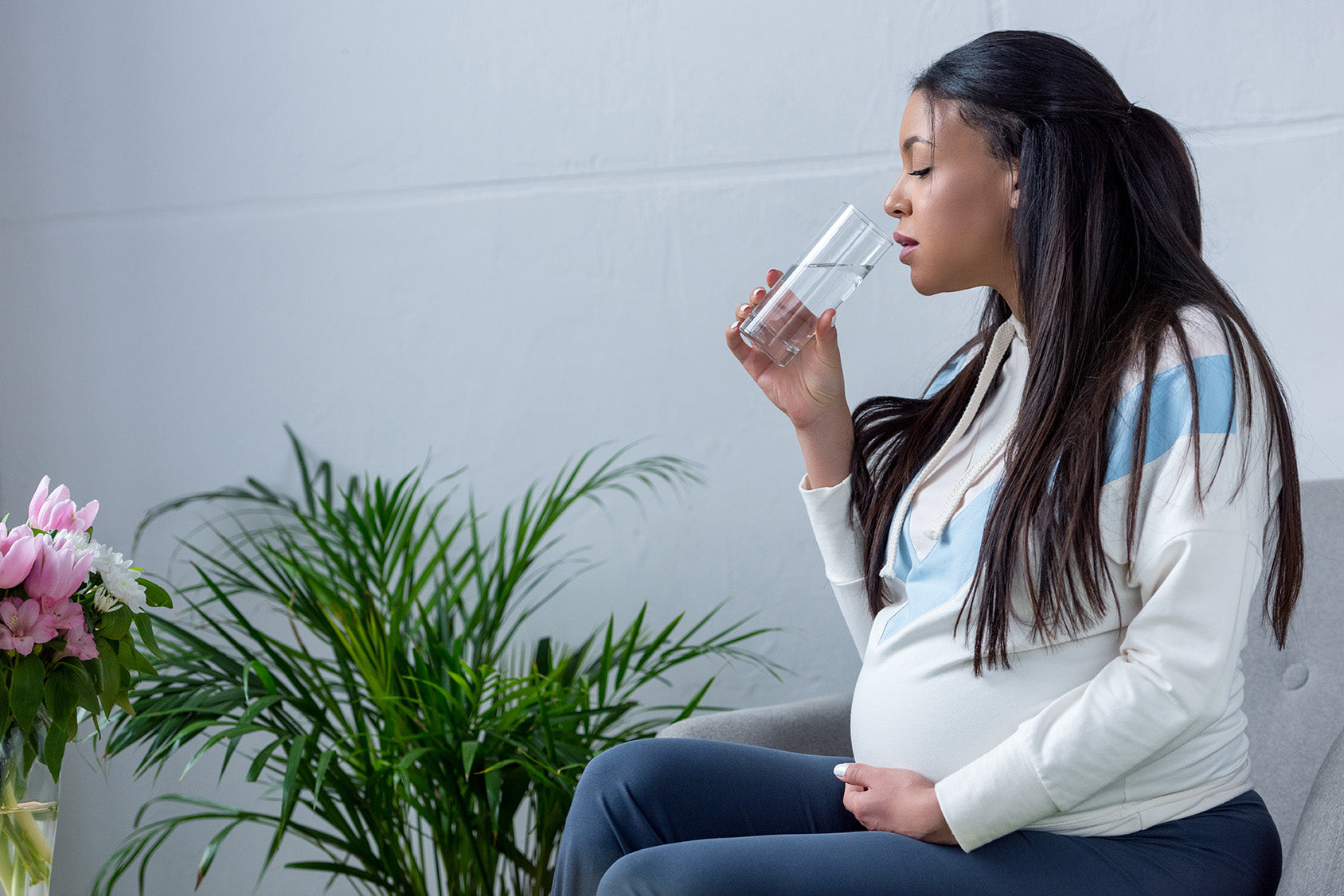 Pregnant woman drinking. Hydration & Pregnancy. Signs, symptoms of dehydration during pregnancy